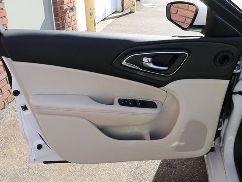 Used 2017 Chrysler 200 Limited Platinum w/ Comfort & Convenience Group image 6