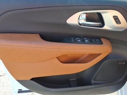 New 2026 Chrysler Pacifica Pinnacle image 9