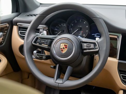 Certified 2025 Porsche Macan image 12