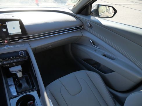 Used 2025 Hyundai Elantra SEL FWD image 11