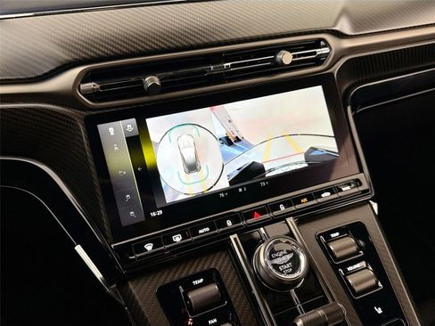 Used 2025 Aston Martin V8 Vantage Coupe image 19