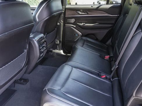 Used 2022 Jeep Grand Cherokee Overland w/ Luxury Tech Group IV AWD/4WD image 18