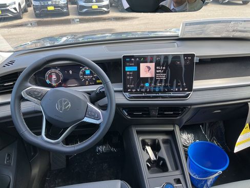 New 2026 Volkswagen Tiguan SE AWD/4WD image 17
