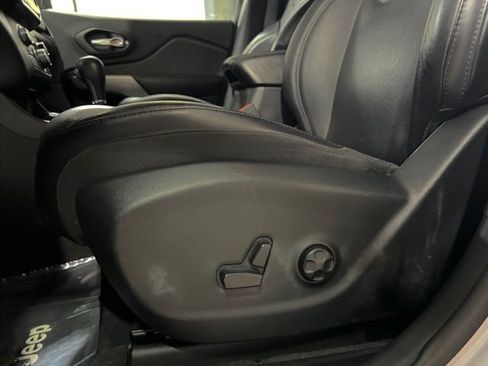 Used 2019 Jeep Cherokee Limited w/ Luxury Group image 20