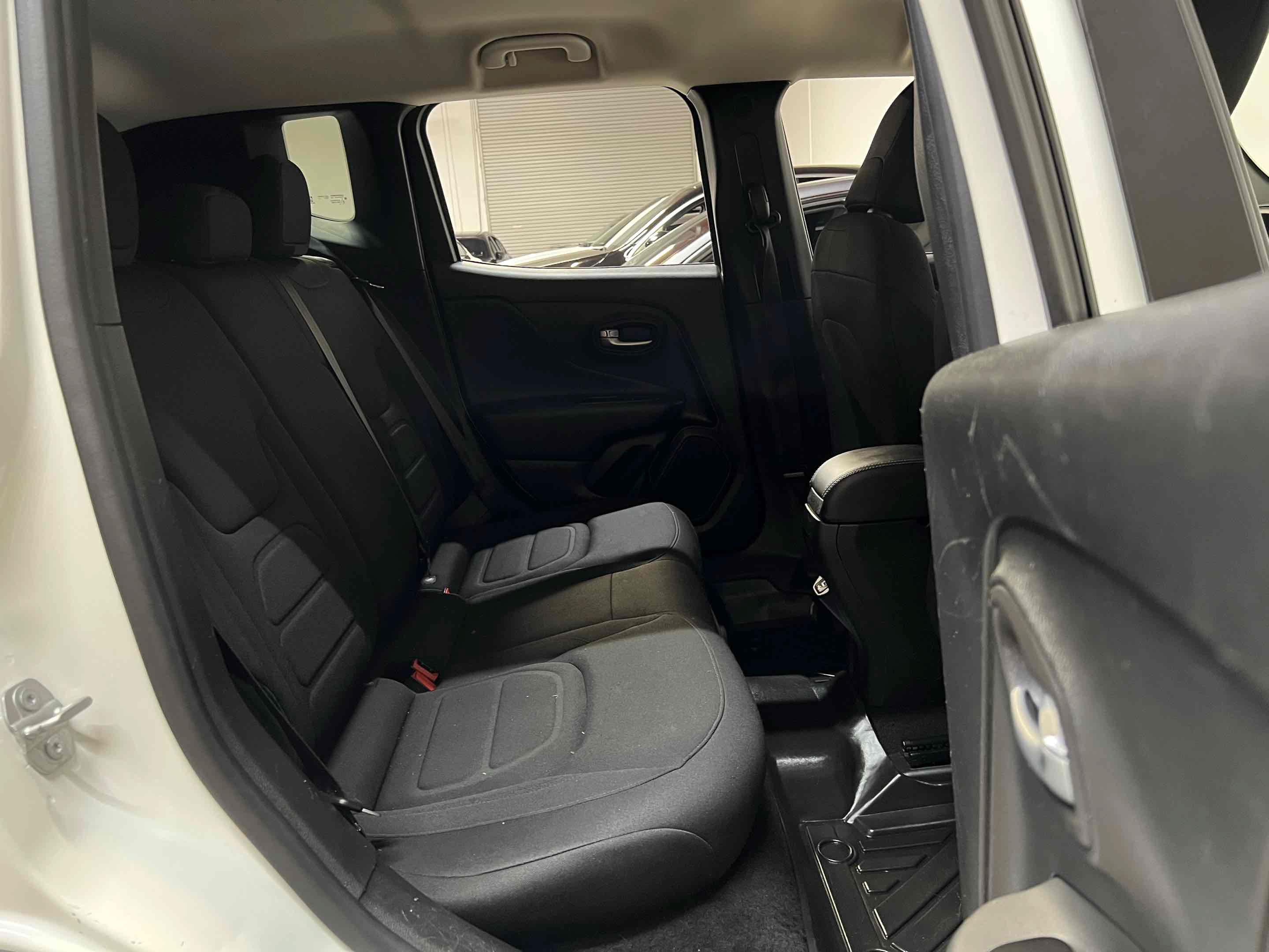 Used 2022 Jeep Renegade Latitude AWD/4WD image 28