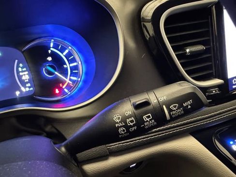 Used 2022 Chrysler Pacifica Touring-L w/ Uconnect Theater Family Group image 12