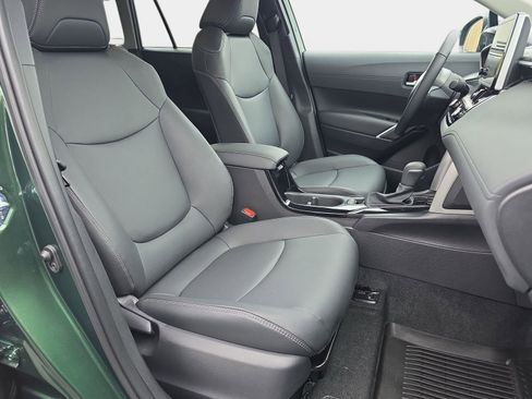 Used 2025 Toyota Corolla Cross XLE w/ Convenience Package image 10