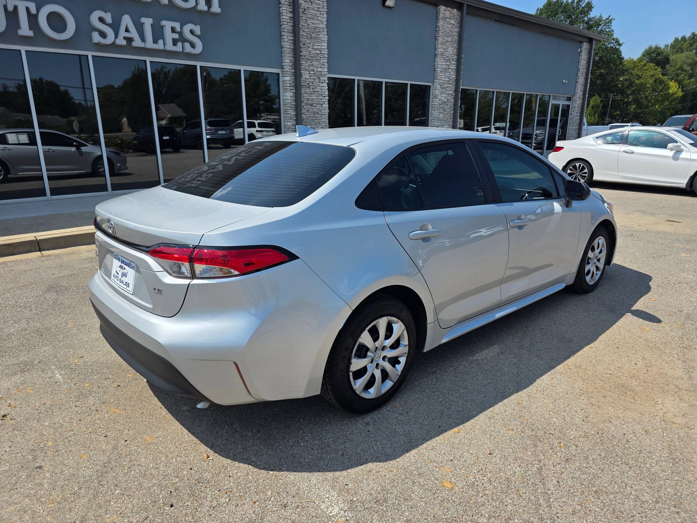 Used 2025 Toyota Corolla LE FWD image 2