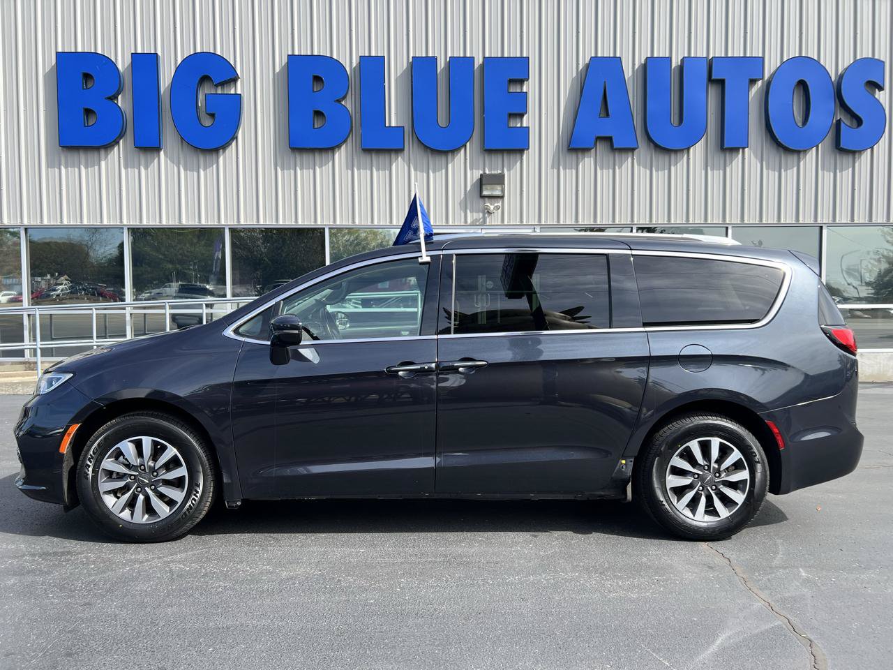Used 2021 Chrysler Pacifica Touring-L FWD image 2