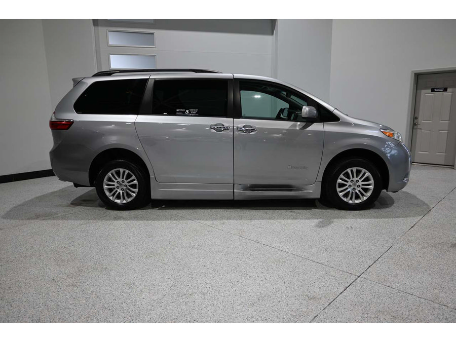 Used 2015 Toyota Sienna XLE w/ XLE Navigation Package FWD image 5
