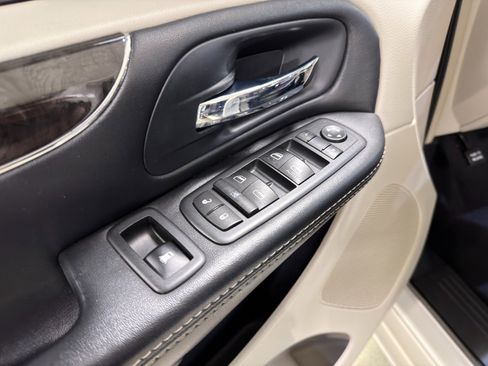 Used 2016 Chrysler Town & Country Touring-L image 34
