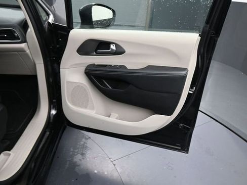 Used 2023 Chrysler Pacifica Touring-L FWD image 13