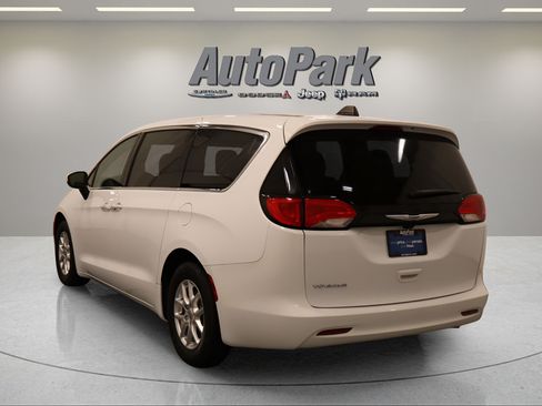 Certified 2023 Chrysler Voyager LX FWD image 7