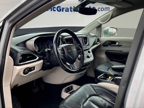 Used 2020 Chrysler Pacifica Touring-L image 17