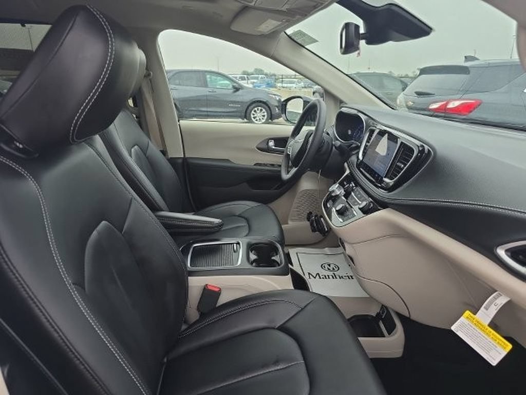 Used 2024 Chrysler Pacifica Touring-L w/ Uconnect Theater Family Group AWD/4WD image 6