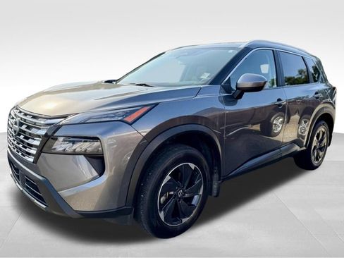 Used 2024 Nissan Rogue SV w/ SV Premium Package FWD image 3