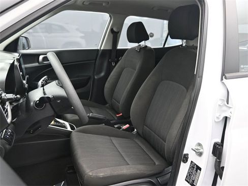 Used 2022 Hyundai Venue SE image 9