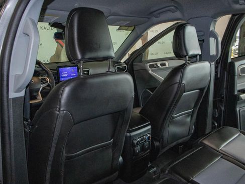 Used 2023 Ford Explorer XLT w/ Equipment Group 202A image 9