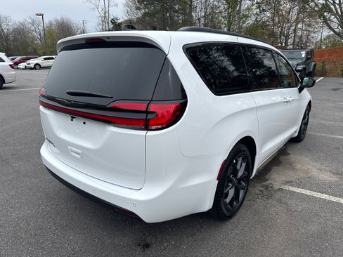 New 2026 Chrysler Pacifica Select image 5