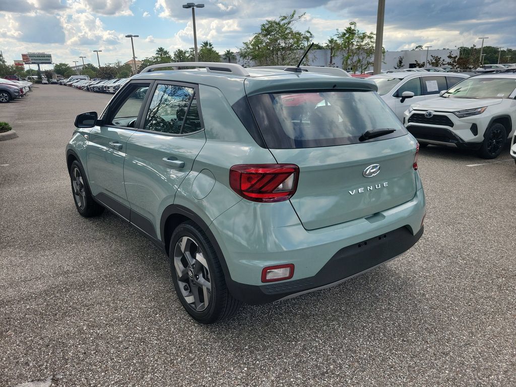 Used 2025 Hyundai Venue SEL FWD image 4