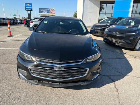 Used 2017 Chevrolet Malibu LT w/ Leather Package FWD image 7