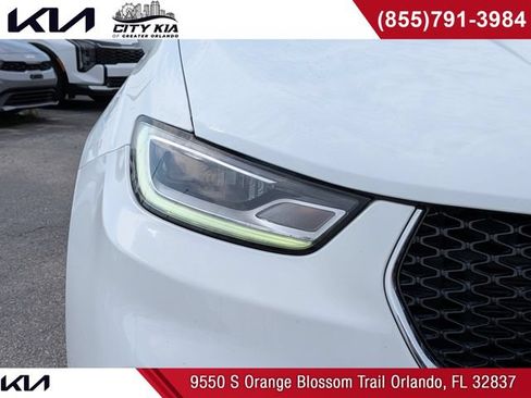 Used 2022 Chrysler Pacifica Touring-L w/ Uconnect Theater Family Group FWD image 10