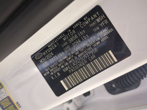 Used 2025 Hyundai Elantra SE FWD image 36
