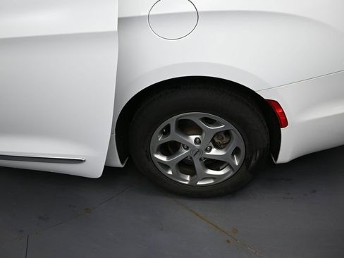 Used 2023 Chrysler Pacifica Limited image 20