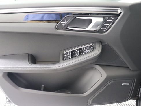 Certified 2025 Porsche Macan AWD/4WD image 24