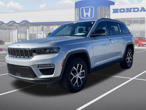 Used 2024 Jeep Grand Cherokee Limited image 3