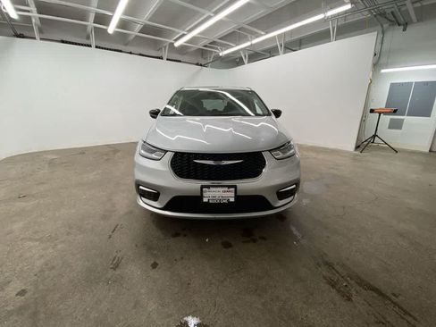 Used 2024 Chrysler Pacifica Touring-L FWD image 9
