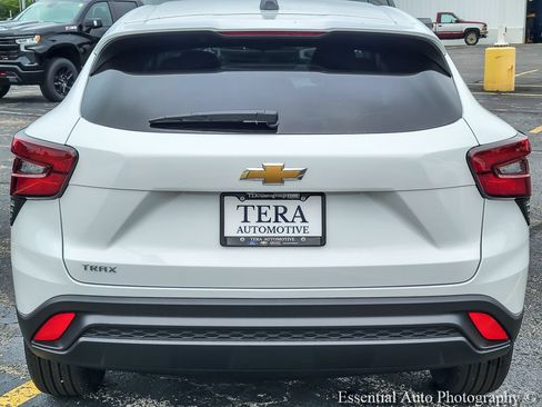 New 2026 Chevrolet Trax LS w/ LS Convenience Package FWD image 5