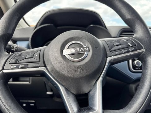 Used 2025 Nissan Versa SV FWD image 25