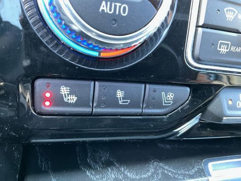 Used 2021 GMC Yukon XL Denali w/ Denali Premium Package image 23