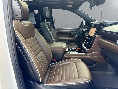 Used 2025 GMC Yukon XL Denali Ultimate w/ LPO, Floor Liner Package AWD/4WD image 17