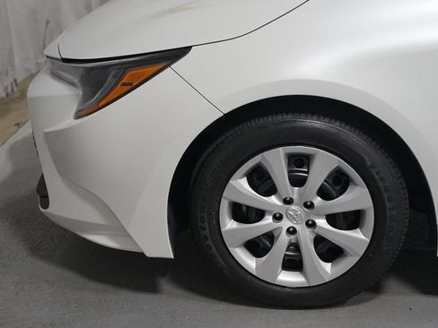 Certified 2025 Toyota Corolla LE FWD image 5
