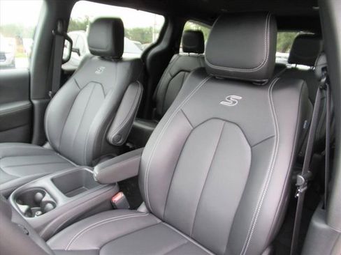 New 2026 Chrysler Pacifica Select w/ S Appearance Package FWD image 17