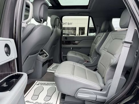 Used 2018 Lincoln Navigator Select image 15
