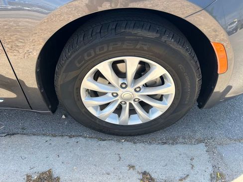 Used 2018 Chrysler Pacifica Touring-L Plus FWD image 11