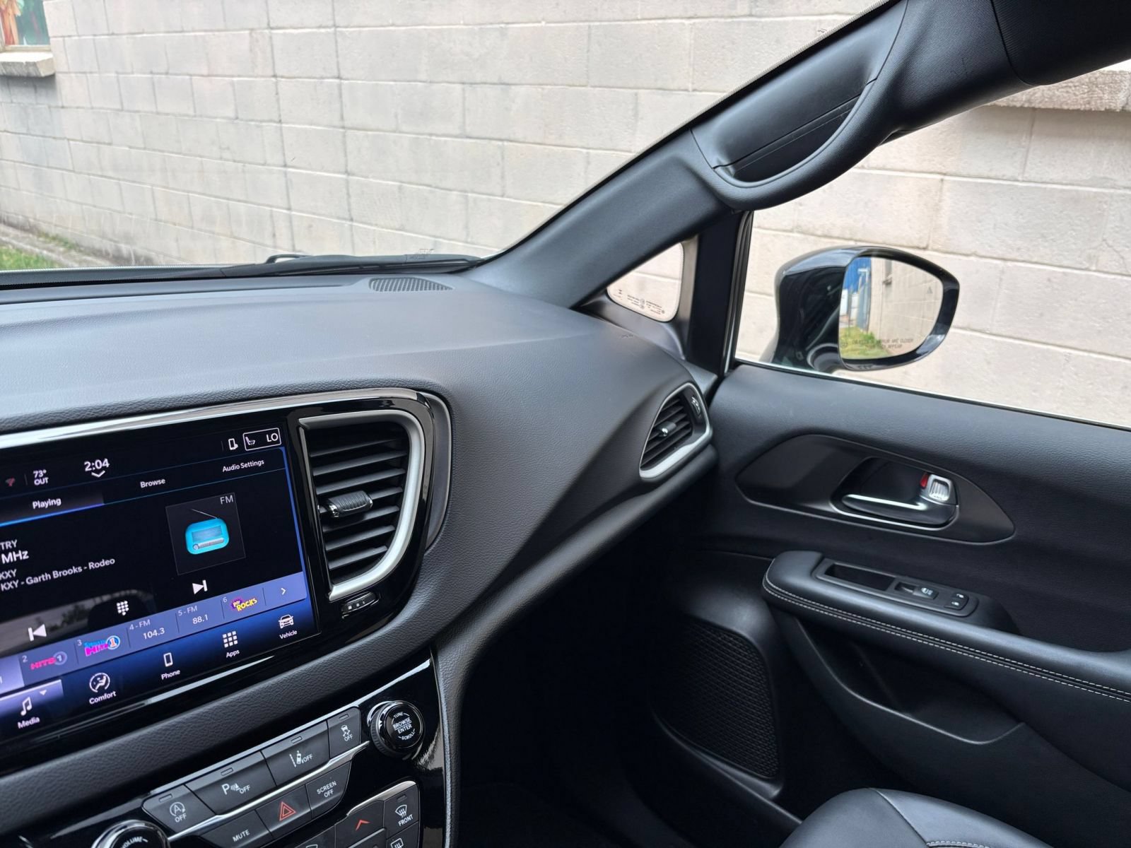 Used 2025 Chrysler Pacifica Select FWD image 38