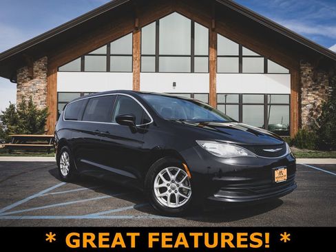 Used 2017 Chrysler Pacifica Touring image 1