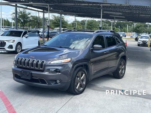 Used 2017 Jeep Cherokee Latitude w/ Safety/Convenience Group FWD image 1