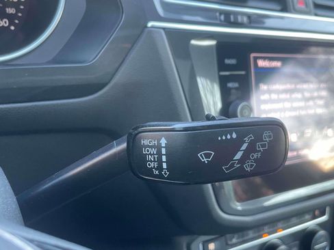 Used 2018 Volkswagen Tiguan SE w/ Panoramic Sunroof Package image 25