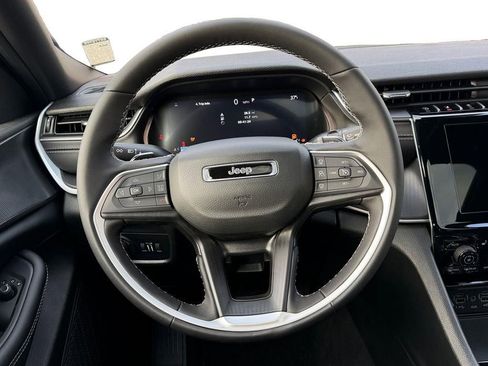 New 2025 Jeep Grand Cherokee Altitude image 12