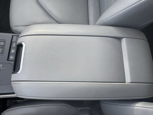 Used 2020 Toyota Highlander XLE image 22