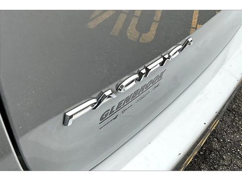 Certified 2024 Chrysler Pacifica Touring-L FWD image 10