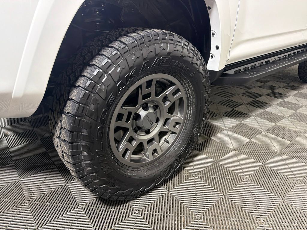 Used 2022 Toyota 4Runner TRD Off-Road Premium AWD/4WD image 26