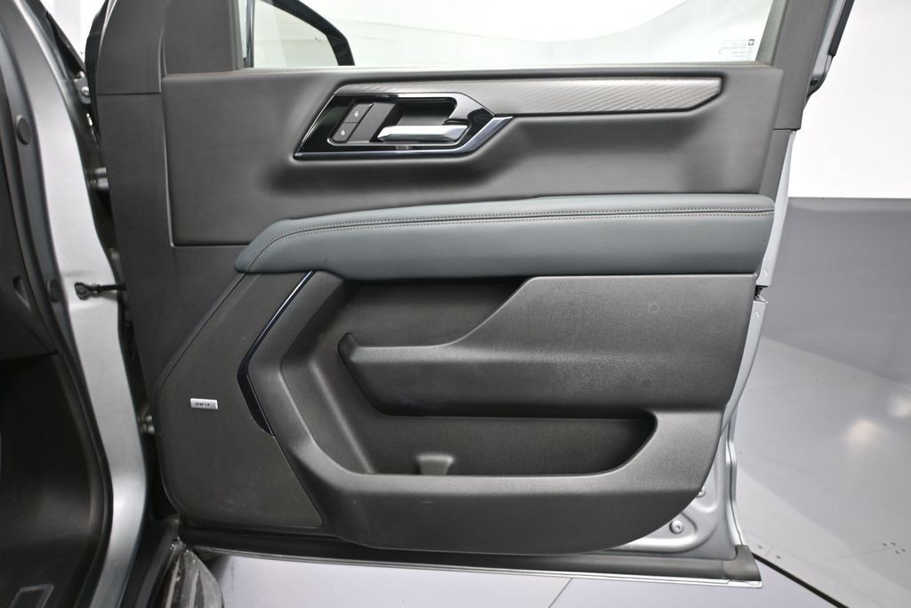 Used 2025 GMC Yukon AT4 AWD/4WD image 47