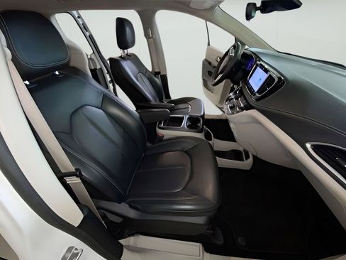 Used 2023 Chrysler Pacifica Touring-L AWD/4WD image 42