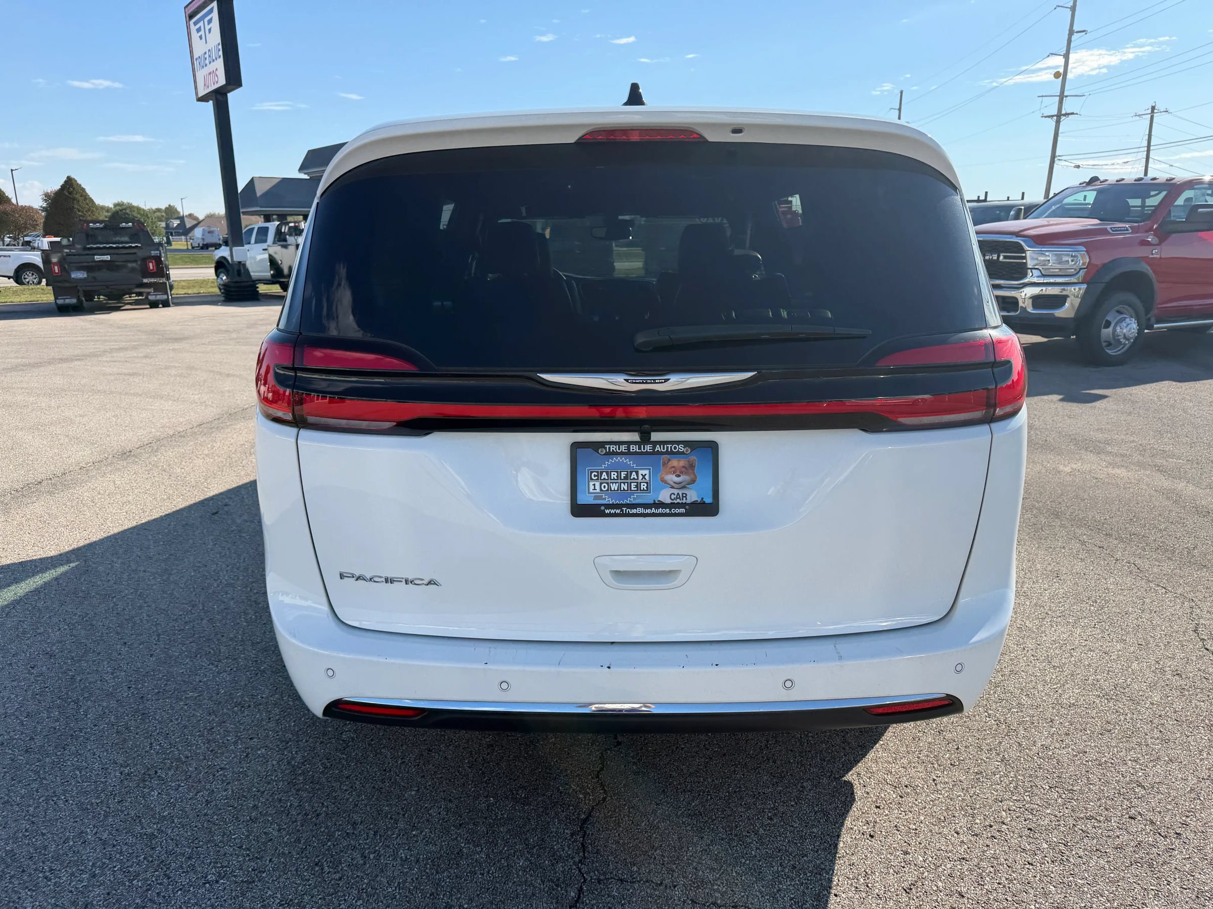Used 2026 Chrysler Pacifica Select FWD image 3